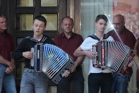 POD LIPO NA PREDVEČER DNEVA DRŽAVNOSTI 19